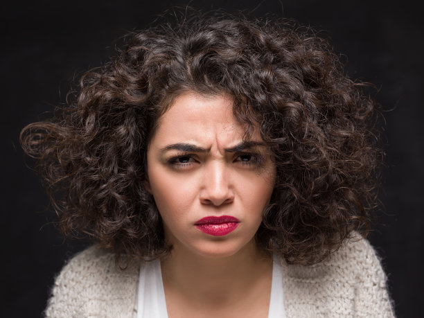 年轻女子的肖像图片下载