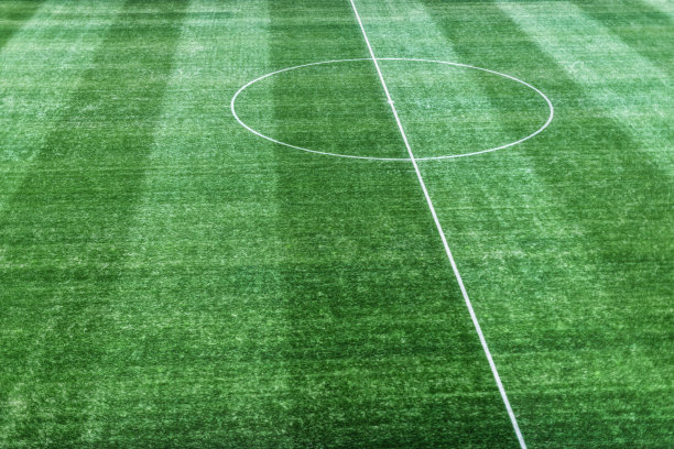 在一个新修的，条纹的足球场的中心圈图片下载