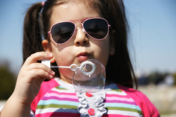 女孩吹泡泡图片下载