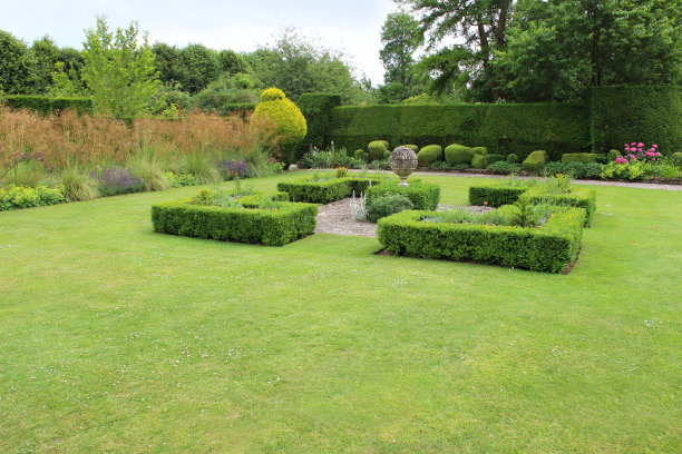 图像的景观结花园与几何修剪盒对冲图片下载