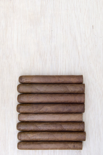 古巴雪茄排成一行图片下载