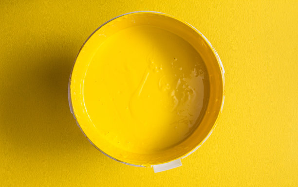 黄色底色上的黄色颜料盒素材图片