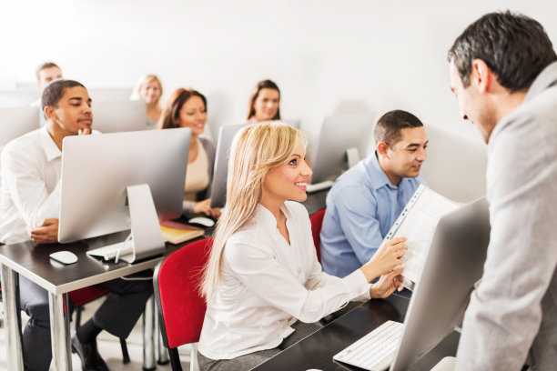 女商人和老师谈话。图片下载