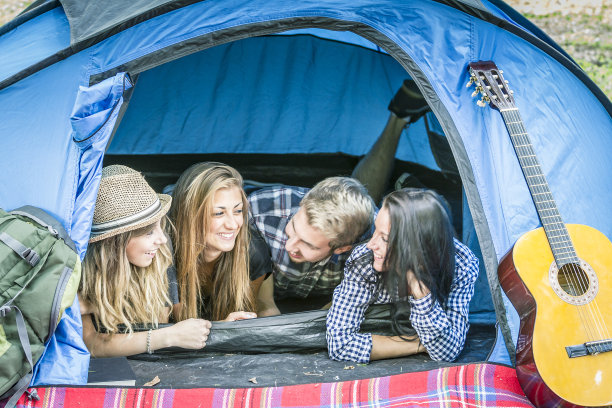 一群朋友在玩露营图片下载