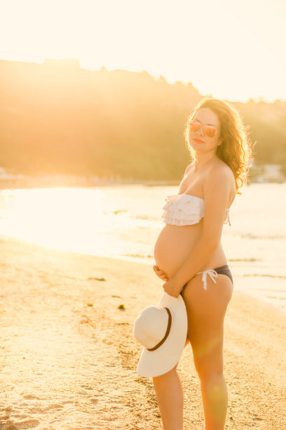 孕妇与大海图片下载