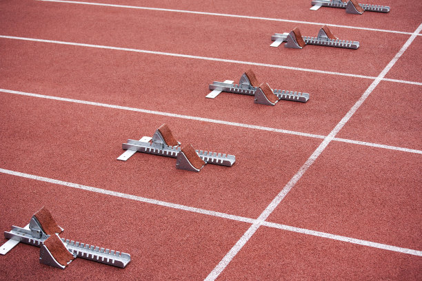 跑道上的对角起跑块图片下载