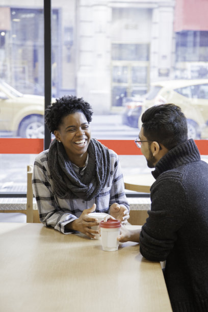 多民族情侣坐在咖啡馆里图片下载