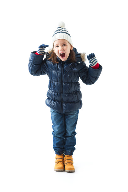 可爱的小女孩穿着冬装摆姿势尖叫图片下载
