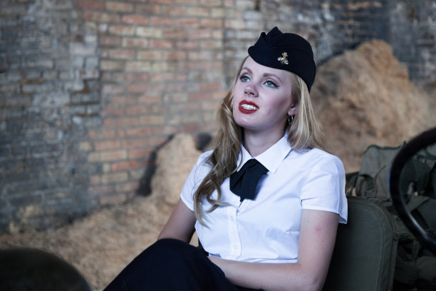 在城市的砖房仓库里，二战女兵坐在吉普车里图片下载
