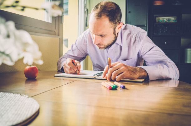 成人涂色书-年轻人在家里放松图片下载