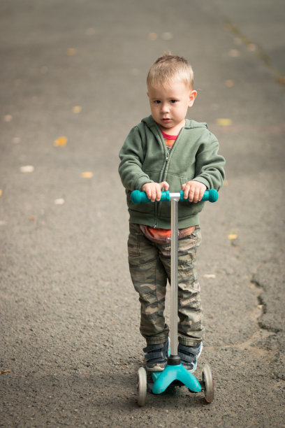 骑摩托车的男孩图片下载