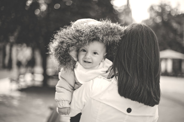 妈妈抱着宝宝的复古照片图片下载