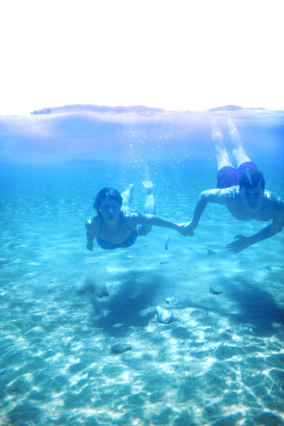 水下情侣牵手图片下载