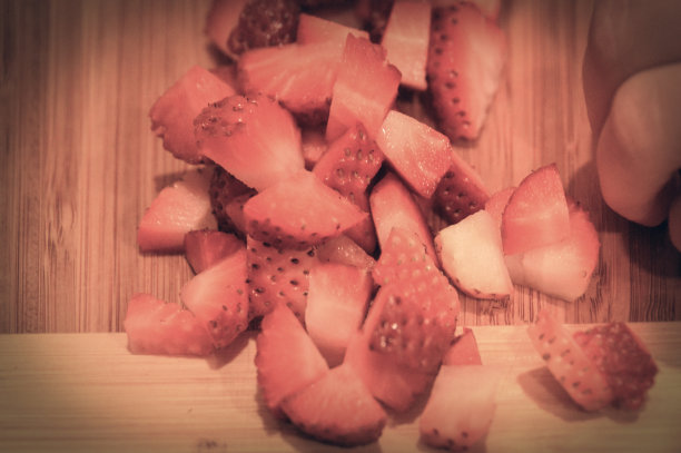 切碎切草莓图片下载