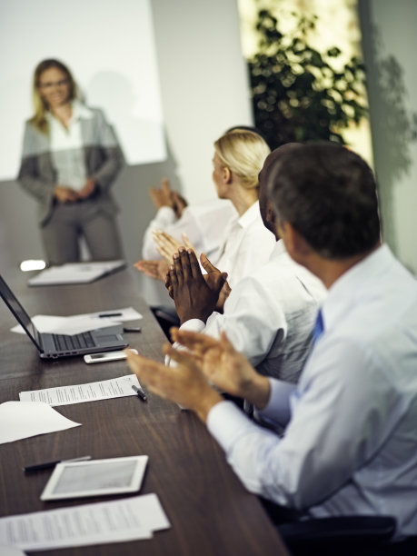 在一次商业研讨会上，成年学生为他们的女讲师鼓掌图片下载