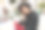 女人脱下手套写电话图片下载