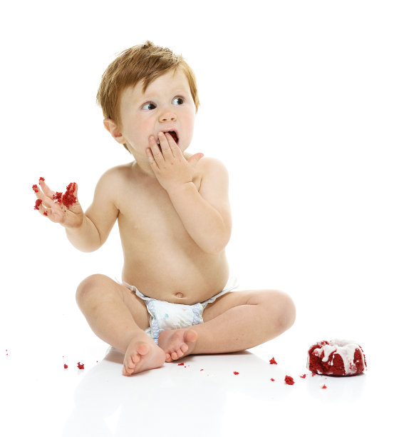 小男孩在吃他的第一个生日蛋糕图片下载