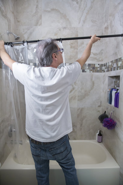 真实场景——一位房主在浴室里挂了浴帘图片下载