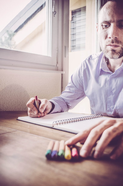 成人涂色书-年轻人在家里放松图片下载