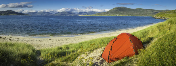 帐篷露营在田园诗般的岛屿，海滩沙丘全景苏格兰高地图片下载