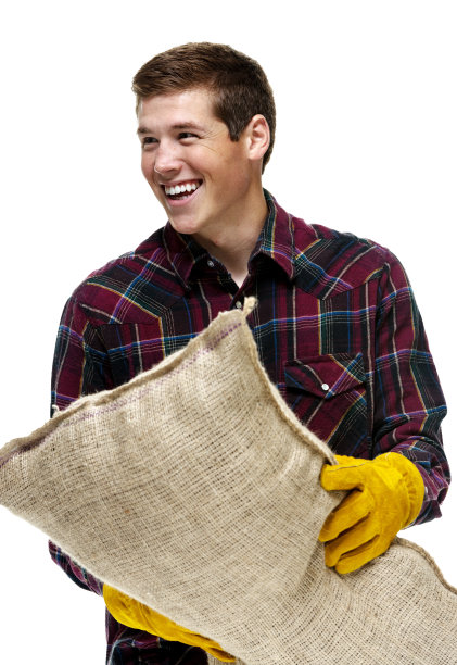 兴高采烈的农民拿着粗麻袋图片下载