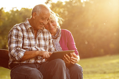 公园里的老年夫妇图片下载