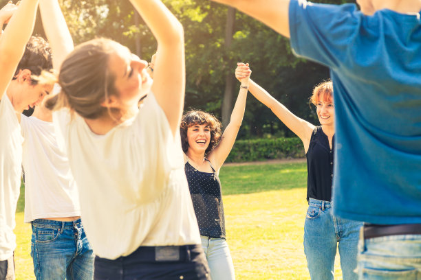 在公园里牵着手的快乐少年图片下载