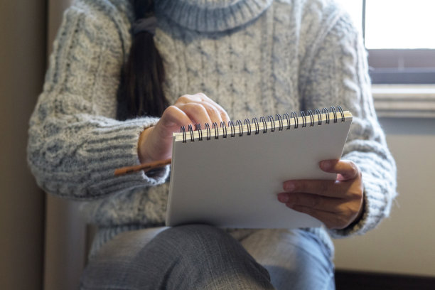 女孩在窗边写生图片下载