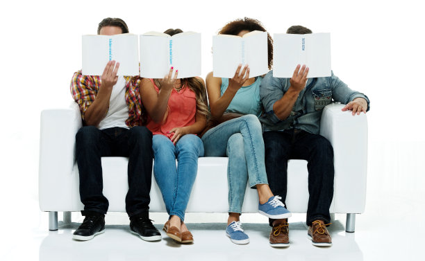 四个学生在沙发上看书图片下载