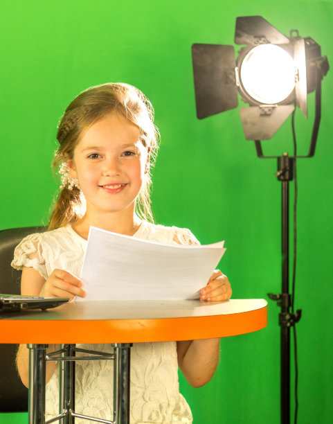 小电视主持人图片下载