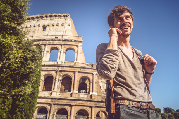 在体育馆前打电话的男人图片下载