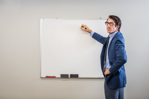 书呆子商人在白板上写字图片下载