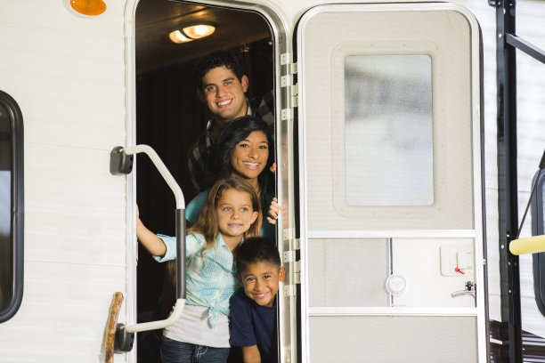 家庭暑假。停在国家公园营地的房车。图片下载