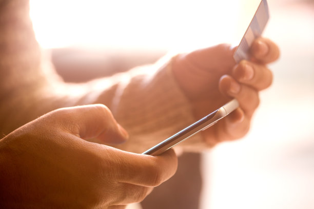 男人的手拿着手机，屏幕和信用卡隔离图片下载