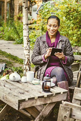 园艺和科技，女性与数字平板户外图片下载