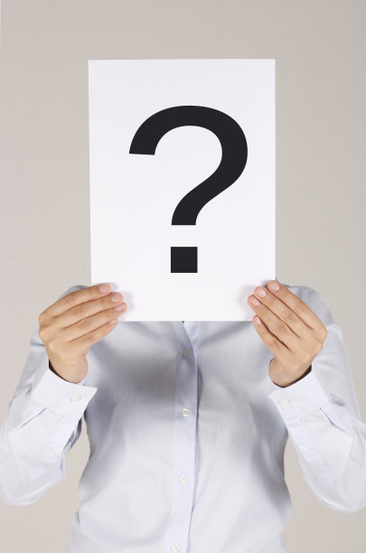 在她面前举着问号的女人图片下载