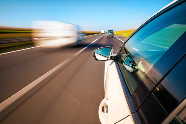 在高速公路上开车图片下载