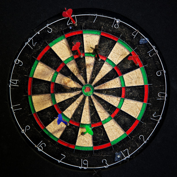 棋盘上的飞镖图片下载