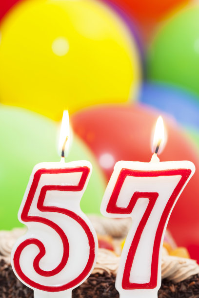 57岁生日的蛋糕。图片下载
