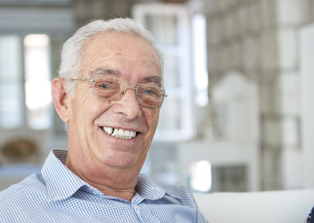 一位老人的肖像图片下载