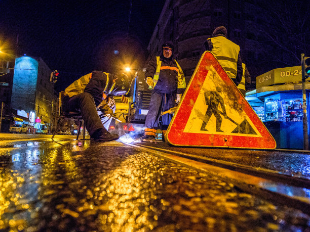 街那边的焊工图片下载