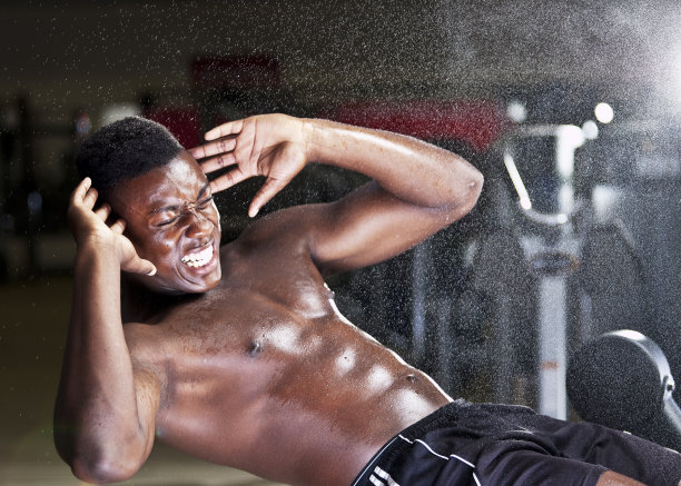 进行剧烈的腹部锻炼图片下载