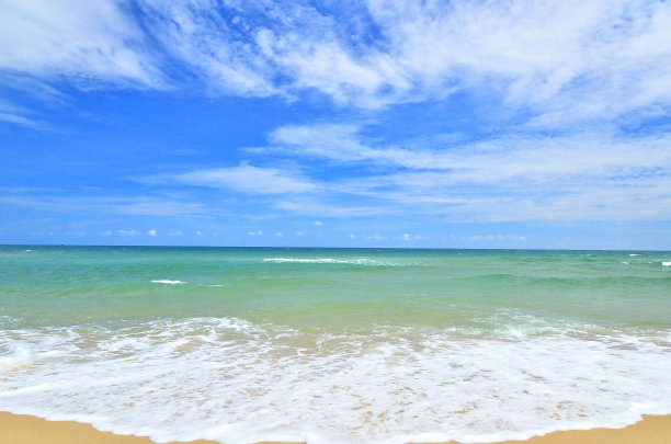 柔软的海浪在沙滩上图片下载