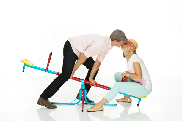 浪漫的情侣在跷跷板上接吻图片下载