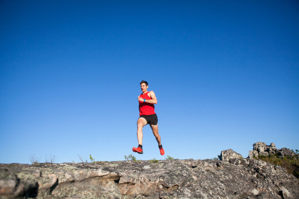 在山顶上奔跑图片下载