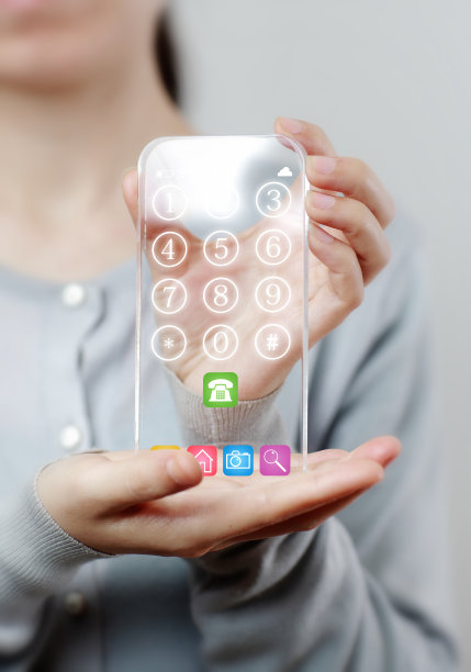 女人手握未来透明手机智能手机图片下载