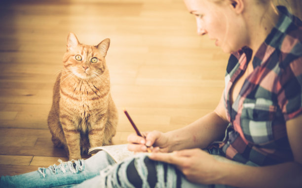 成人涂色书-金发女人放松在家里图片下载