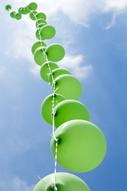 绿色的气球和多云的天空图片下载