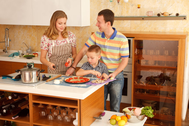 家人一起做饭图片下载