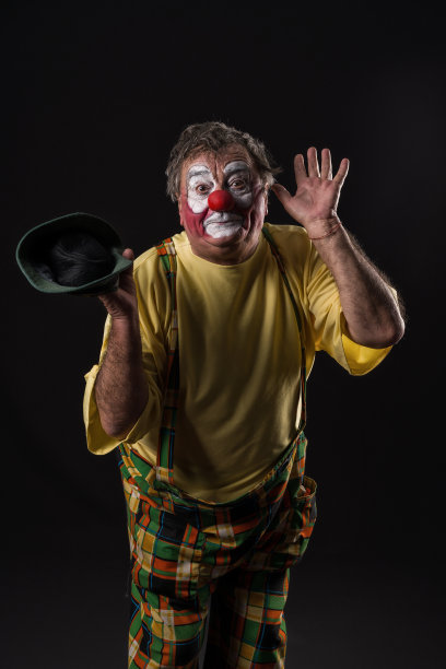 年老的小丑在黑色背景图片下载